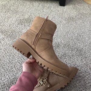 GBG Los Angeles Beige/Tan Lug-Sole Lace-Up Ankle Boots